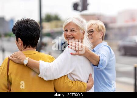 Ältere Freundinnen haben gute Zeit zusammen Stockfoto