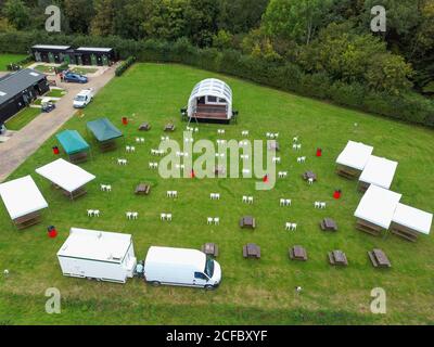 Henlow, Bedfordshire, Großbritannien, 3. September 2020. Vorbereitungen und Layout für einen sozial distanzierten Outdoor-Comedy-Gig in Henlow Bridge Lakes, Bedfordshire, mit den Comedians Simon Brodkin und Suzie Ruffell. Kredit: Mick Flynn Stockfoto