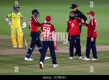 Der englische Adil Rashid (2. Rechts) feiert beim ersten Vitality IT20-Match im Ageas Bowl in Southampton das Wicket des australischen Glenn Maxwell. Stockfoto