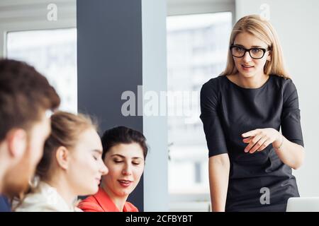 Blick auf einen Boss Überschrift ein Geschäft Wiedersehen mit Partnern Stockfoto