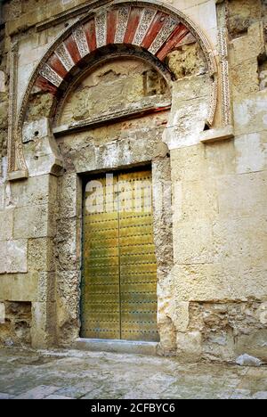 Puerta lateral de la Catedral de Cordoba en Andalucia España Stockfoto