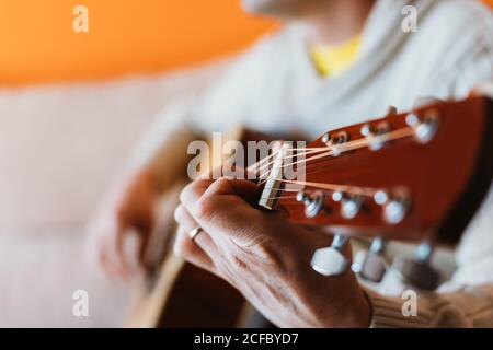 Detail eines Mannes, der Gitarre spielt Stockfoto