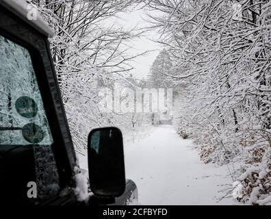 Geländewagen in verschneiten Landschaften Stockfoto