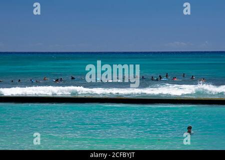 Surf-Line-up in Waikiki Beach, Honolulu, Oahu, Hawaii, USA Stockfoto