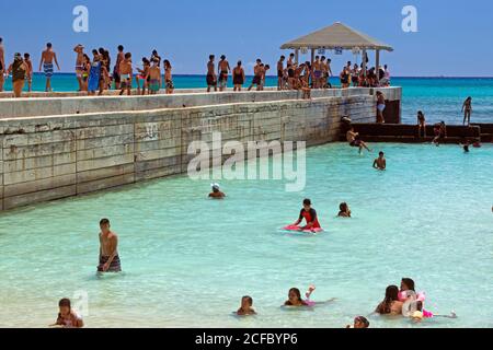 Überfüllte Waikiki Beach Walls an einem Sommertag, Waikiki Beach, Oahu, Hawaii, USA Stockfoto