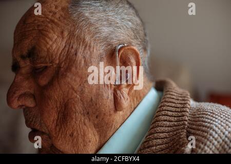 Detail eines Hörgerätes bei einem alten Mann Stockfoto