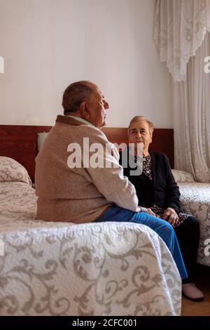 Porträt eines älteren Ehepaares in ihrem Zuhause Stockfoto