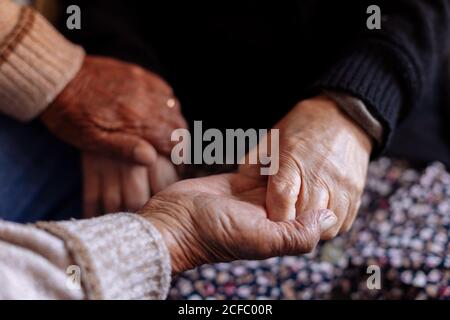 Detail der faltigen Hände eines älteren Paares Stockfoto