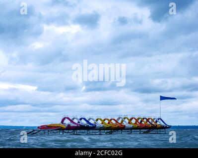 Blick auf die Wasserpaddelräder Strandboote auf dem Plattensee an einem stürmischen Tag. Stockfoto