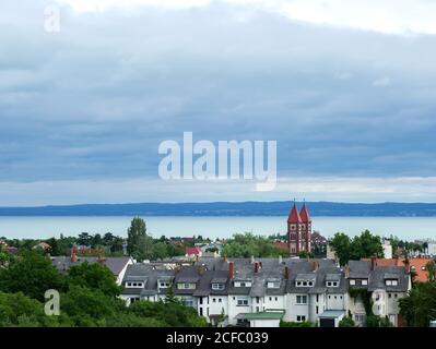 Blick auf Balaton See und Balatonfüred an einem stürmischen Tag. Stockfoto