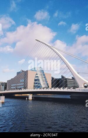 Samuel Beckett Bridge mit dem Convention Center dahinter, Dublin, Irland Stockfoto