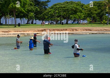 Sommer Angeln am Ala Moana Beach, Honolulu, Oahu, Hawaii, USA Stockfoto