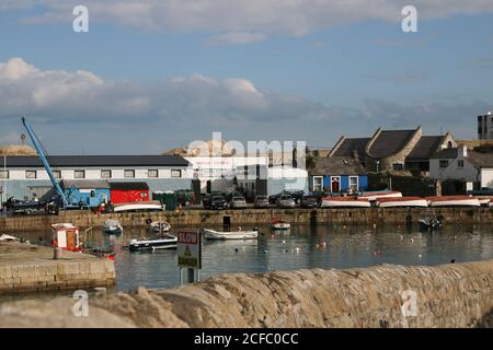 Küstenstadt Dún Laoghaire, Häuser am Hafen, Yachthafen Stockfoto