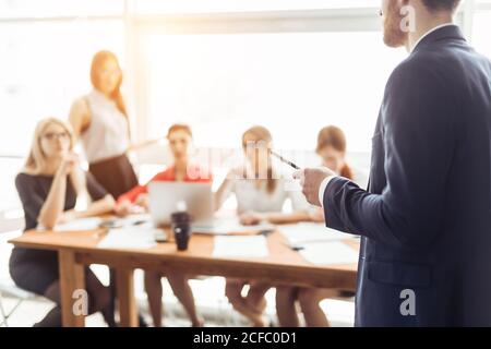 Blick auf einen Boss Überschrift ein Geschäft Wiedersehen mit Partnern Stockfoto