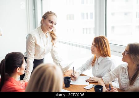 Blick auf einen Boss Überschrift ein Geschäft Wiedersehen mit Partnern Stockfoto