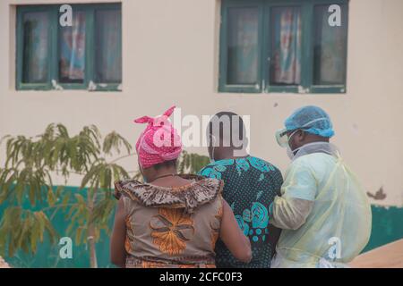 Covid-19 positiver Patient, wird vom medizinischen Personal und Pflegepersonal in Südafrika in ein Krankenhaus eingeliefert Stockfoto