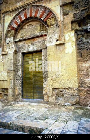 Puerta lateral de la Catedral de Cordoba en Andalucia España Stockfoto