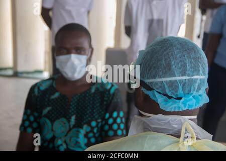 Medizinisches Personal, das die Simulation von covid-19 Screening und Triage, Johannesburg, Südafrika Stockfoto