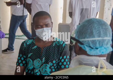 Medizinisches Personal, das die Simulation von covid-19 Screening und Triage, Johannesburg, Südafrika Stockfoto
