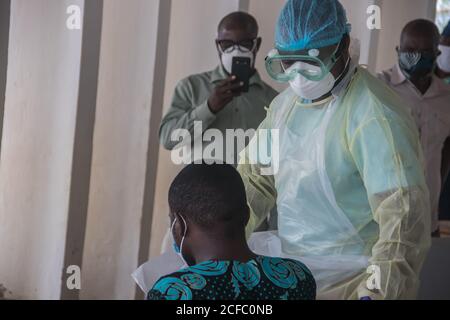 Medizinisches Personal, das die Simulation von covid-19 Screening und Triage, Johannesburg, Südafrika Stockfoto