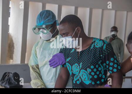 Medizinisches Personal, das die Simulation von covid-19 Screening und Triage, Johannesburg, Südafrika Stockfoto