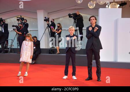 Venedig, Italien. September 2020. 77. Filmfestival Venedig 2020, Roter Teppich Fil Padrenostro. Francesco Gheghi, Direktor Lea Favino und Mattia Garaci Kredit: Unabhängige Fotoagentur Srl/Alamy Live Nachrichten Stockfoto