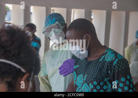 Medizinisches Personal, das die Simulation von covid-19 Screening und Triage, Johannesburg, Südafrika Stockfoto