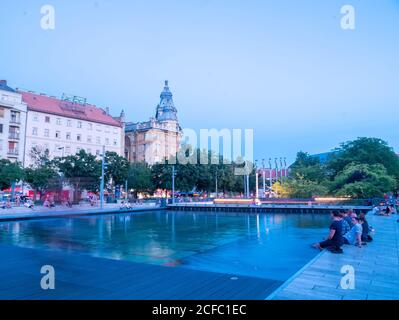 BUDAPEST, UNGARN - 22. AUGUST 2020: Blick auf den Sonnenuntergang, während die Menschen ruhen auf dem Franziskus-Platz in Budapest, Ungarn an einem Sommerabend. Stockfoto