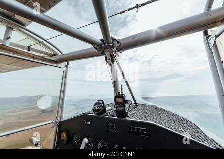 Luftaufnahme aus dem Cockpit eines kleinen Flugzeugs Stockfoto