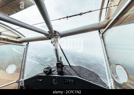 Luftaufnahme aus dem Cockpit eines kleinen Flugzeugs Stockfoto