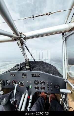 Luftaufnahme aus dem Cockpit eines kleinen Flugzeugs Stockfoto