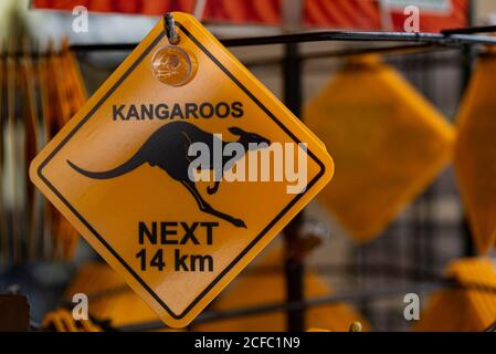 Kultige Känguru-Schild zum Verkauf in einem Souvenirladen in Australien. Gelbes diamantförmiges Schild mit Känguruspringen. Nahaufnahme Stockfoto