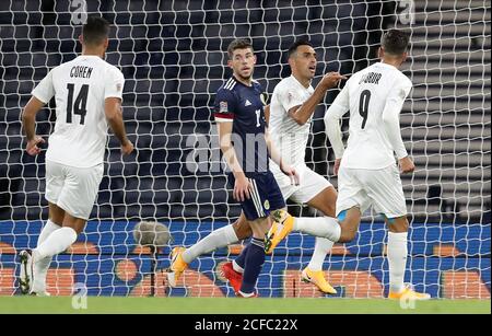 Der israelische Eran Zahavi (2. Rechts) feiert das erste Tor seiner Mannschaft während des Spiels der UEFA Nations League Group F im Hampden Park, Glasgow. Stockfoto