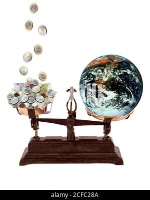 Waage MIT ERDE UND EURO, symbolische Bild Stockfoto