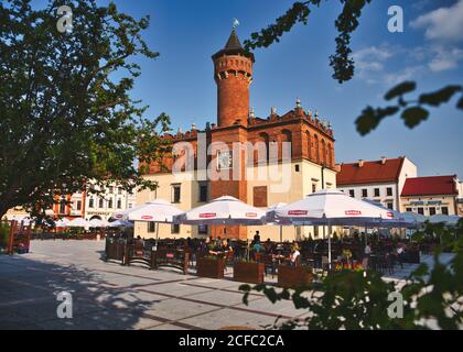 Tarnow, Juni 2020: Marktplatz mit Renaissance Rathaus im Zentrum. Beispiel für Manierismus in der Architektur. Stockfoto