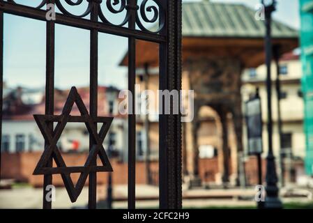 Reste der jüdischen Synagoge, Bima oder Bimah. Eingangstor zum Ort, wo Tora am Sabbat gelesen werden. Davidstern - jüdisches Symbol Stockfoto