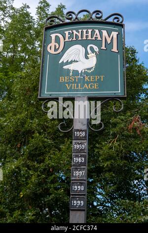 Denham, Uxbridge, Buckinghamshire, Großbritannien. September 2020. Anwesen EIN Denham Best gepflegtes Dorf Zeichen. Agenten berichten, dass nach der Coronavirus-Sperre viele Hausbesitzer in London versuchen, in Dörfer im Westen Londons zu ziehen und eines der begehrenswerten Dörfer ist Denham in Buckinghamshire. Quelle: Maureen McLean/Alamy Stockfoto