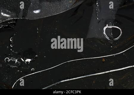 Fragment von dünnem Eis auf dunklem gefrorenem Fluss Stockfoto