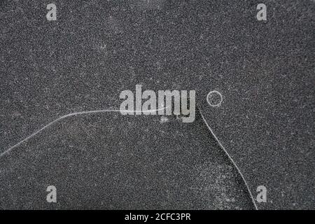 Fragment von dünnem Eis auf dunklem gefrorenem Fluss Stockfoto