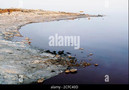 Schöner See mit Felsen in blauem Wasser Stockfoto