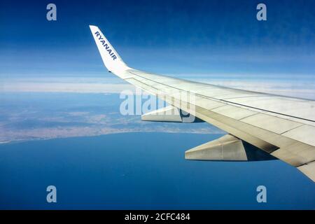 Ryanair Flugzeug über Spanien, Detail, Flügel Stockfoto