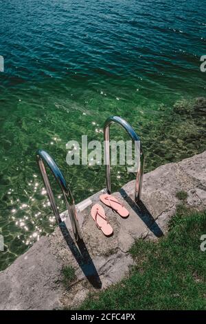 Flip Flops auf dem See Stockfoto