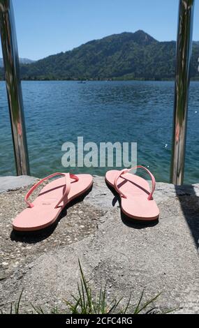 Flip Flops auf dem See Stockfoto