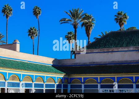 Bahia Palace Marrakech mit Palmen, Hand geschnitzt und Spiel der Lichter Stockfoto