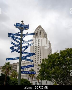 Los Angeles Kalifornien USA 4. April 2020. Obdachlose Lager, leben in Zelten auf dem Bürgersteig in der Nähe des Los Angeles City Hall. Stockfoto