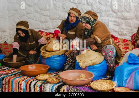 Marokkanische Frauen / Berberfrauen drücken Arganöl Stockfoto