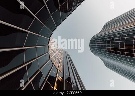 Von unten geometrische Wolkenkratzer mit futuristischem Design und runden Winkeln Und verspiegelte Wände, die in Barcelona Spanien aufrasten Stockfoto