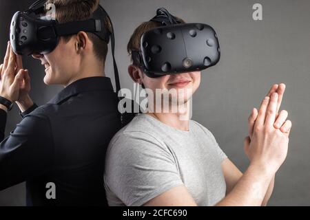 zwei junge Mann spielen Spiel mit virtual-Reality-Kopfhörer Stockfoto