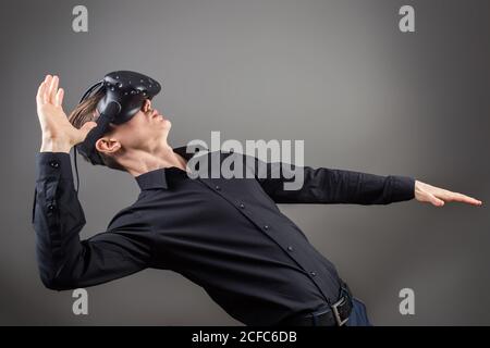 Geschäftsmann, Gesten, beim Tragen von virtual-Reality-Schutzbrillen Stockfoto