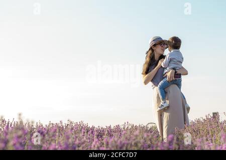 Große Familie, Vaterschaft, Kindheit, Mutterschaft, provence Stil Konzept - glückliche junge Mutter mit kleinen Jungen Sohn des Nahen Ostens Aussehen hält Stockfoto